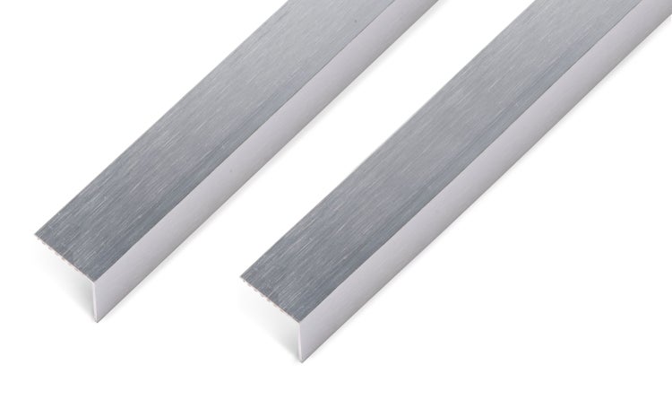 Zwei Aluminium Eckprofile für den Kantenabschluss