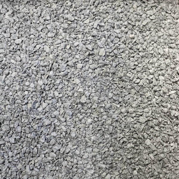 Grauer Splitt zur Gestaltung von Wegen und Flächen im Garten.