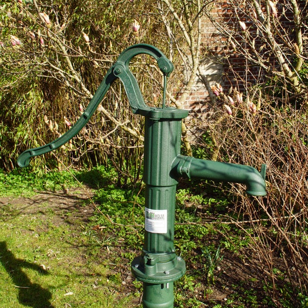 Gusseiserne Gartenhandpumpe in traditionellem Design zur manuellen Wasserförderung im Garten.
