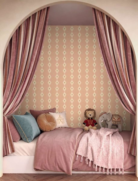 Kinderzimmer mit Rundbogen, gestreifter Tapete, Samtbettwäsche und Kuscheltieren in einem gemütlichen, verspielten Design.