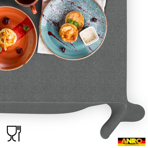Graue Tischdecke mit feiner Textur, darauf Teller mit Pfannkuchen und Früchten. ANRO Logo und Symbol für Lebensmittelechtheit.