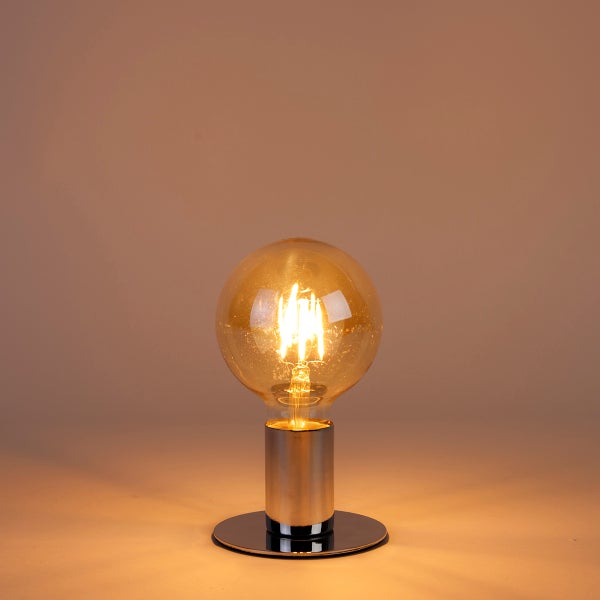 Globe-LED-Filament-Leuchtmittel mit bernsteinfarbenem Glas in einem minimalistischen zylindrischen Metall-Lampenfuss.