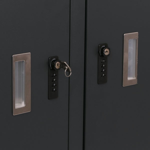 Detailansicht von einem Spind mit Schloss und Griff