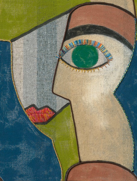 Abstraktes Porträt auf Leinwand mit Stickereien und Kordelumrandungen, modernes Wandbild mit Gesichtsmotiv und Texturen.