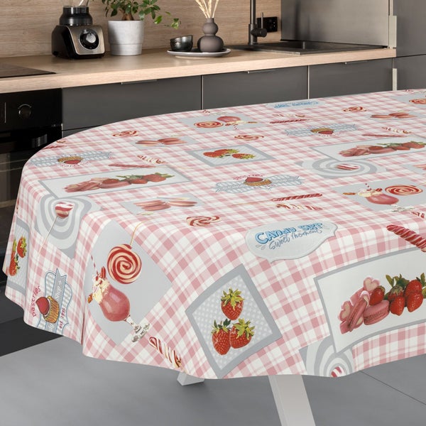 Rundes Tischtuch mit rot-weißem Karomuster und Motiven von Erdbeeren und Süßigkeiten in einer modernen, hellen Küche.