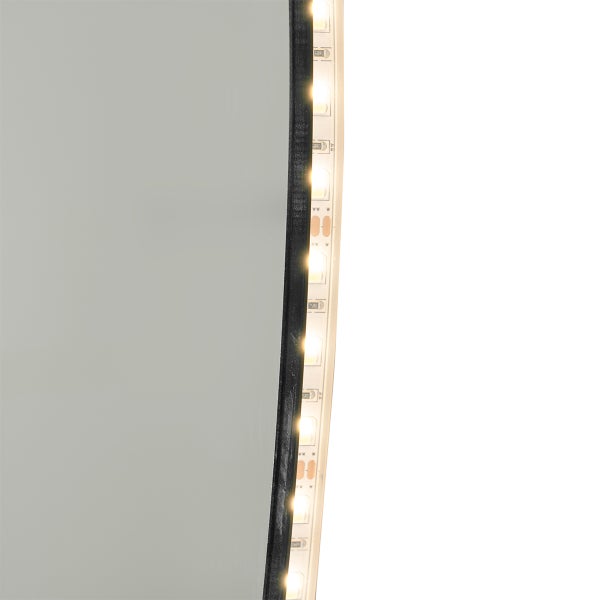 Nahaufnahme eines Spiegels mit LED-Beleuchtung