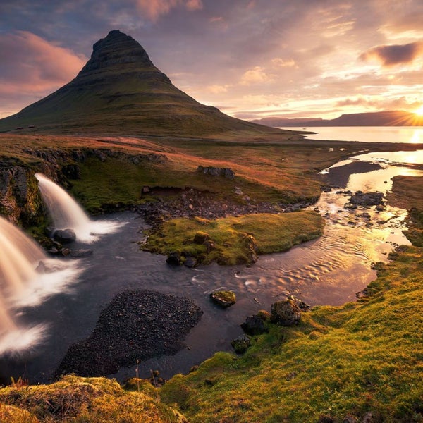 Landschaft mit Berg, Wasserfall und Fluss bei Sonnenaufgang