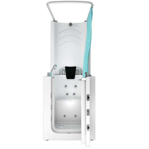 Weiße Sitzbadewanne mit Einstiegstür, integriertem Sitz, schwarzer Kopfstütze, Massagedüsen und blauem Duschvorhang in hellem Badezimmer.