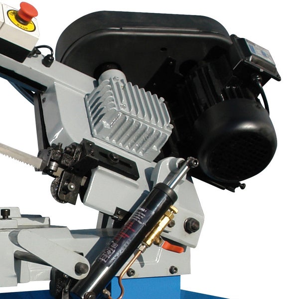 Detailansicht einer Metallsäge mit Motor, Hydraulikzylinder und Sägeblatt