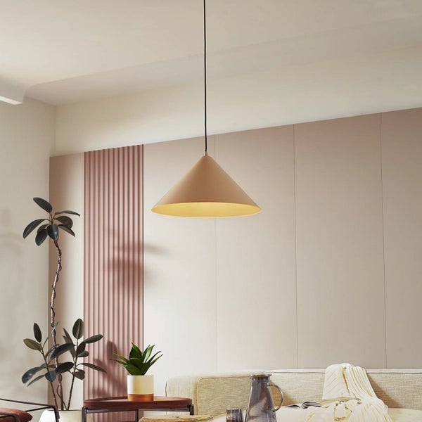 Moderne Pendelleuchte in Trichterform über einem Sofa in einem hellen, minimalistisch eingerichteten Wohnzimmer mit Zimmerpflanzen.