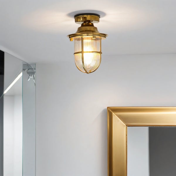 Deckenleuchte mit geriffeltem Glasschirm und Metallgehäuse an einer weißen Decke