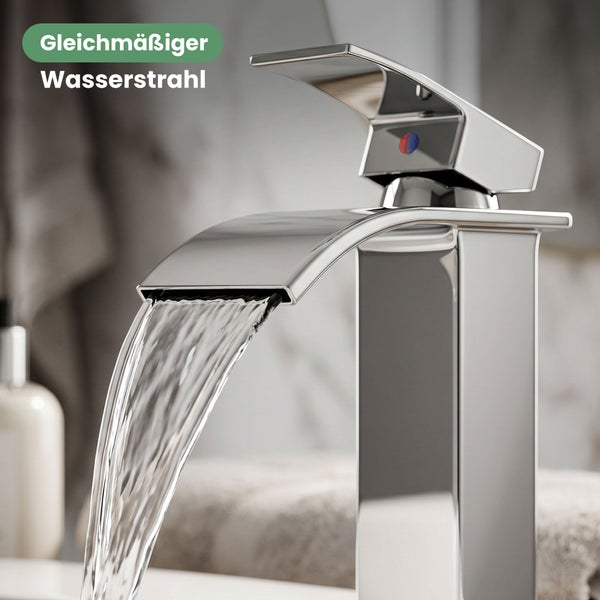 Moderne Waschtischarmatur aus Chrom mit Wasserfall-Auslauf und gleichmäßigem Wasserstrahl.