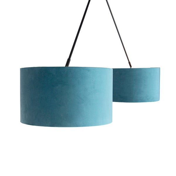 Zweiflammige Pendelleuchte mit zylindrischen Lampenschirmen aus blauem Velours und schwarzer Aufhängung.
