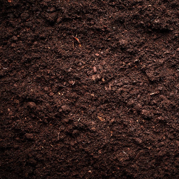 Palette mit Rasenerde im 40 Liter Sack