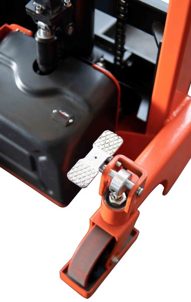 Detailansicht eines Hubwagens mit Fußpedal zur Bedienung