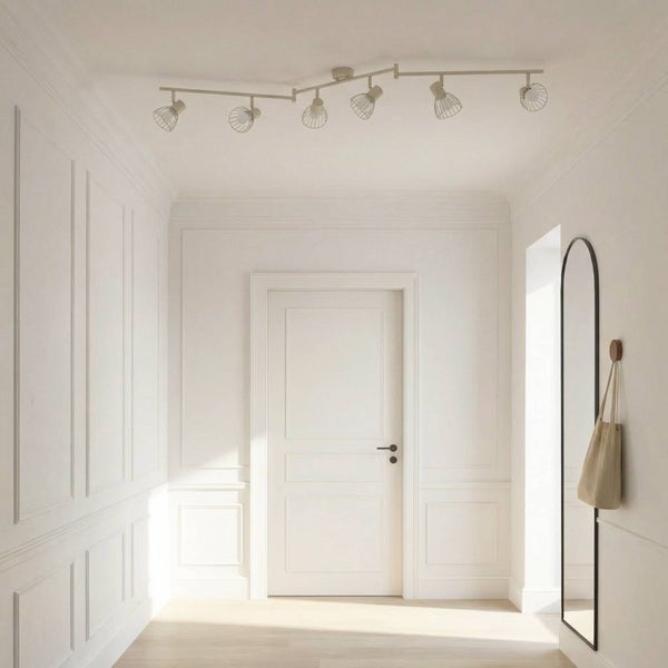 Flur mit Deckenleuchte mit sechs Strahlern