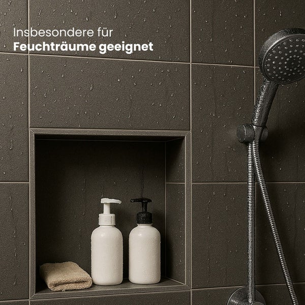 Eingebaute Wandnische in einer gefliesten Dusche mit Duschkopf und Seifenspendern, insbesondere für Feuchträume geeignet.