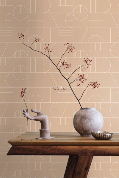 Tapete mit geometrischem Muster, kombiniert mit Dekorationsgegenständen auf einem Holztisch