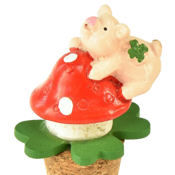Glücksschwein auf Fliegenpilz als Flaschenverschluss