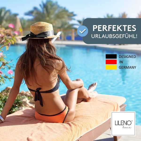 Eine Frau mit Strohhut sitzt auf einer Sonnenliege am Pool. Text: Perfektes Urlaubsgefühl, Designed in Germany, Lileno Home Logo.