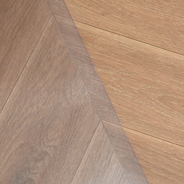 Laminat oder Vinylboden in Holzoptik, Detailansicht von geradem und schrägem Verlegemuster.