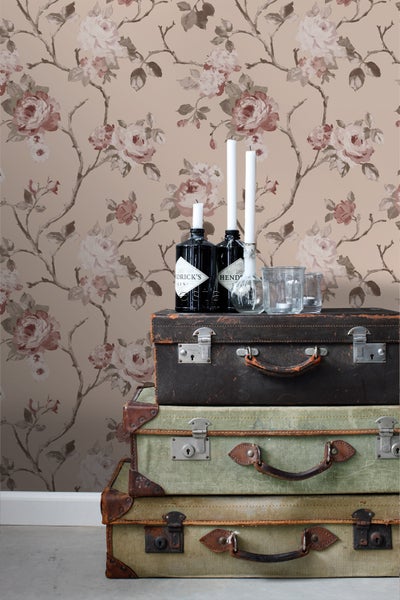 Dekorative Szene mit Vintage-Tapete, gestapelten Koffern und Kerzen