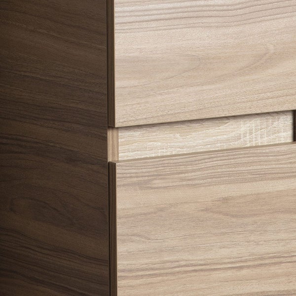 Detailaufnahme eines Schranks mit Holzstruktur