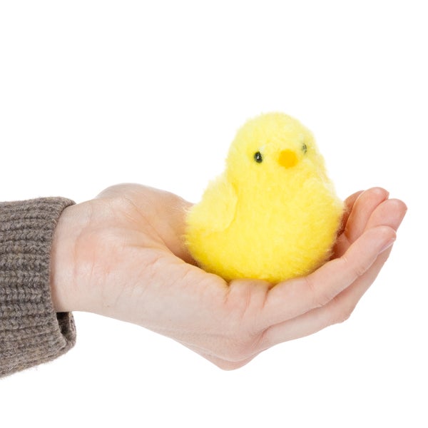 Gelbes Küken auf einer Handfläche