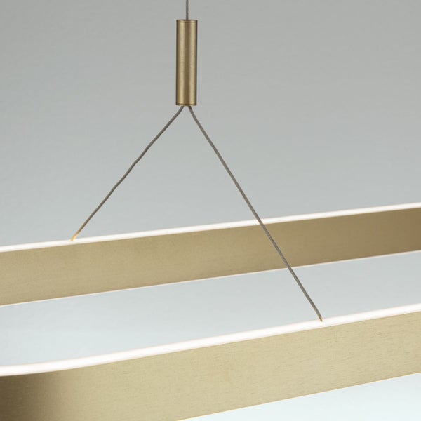 Moderne LED Pendelleuchte mit länglichem Leuchtenkörper an zwei filigranen Drahtseilen aufgehängt