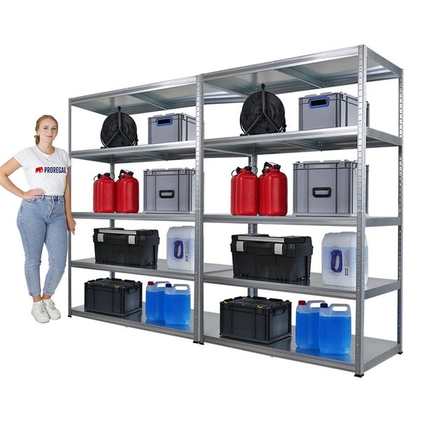 Zwei graue Metallregale mit Lagerbehältern und Kanistern im Regal.