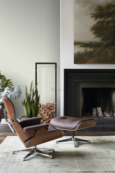 Wohnzimmer mit Sessel, Kamin und Dekoration