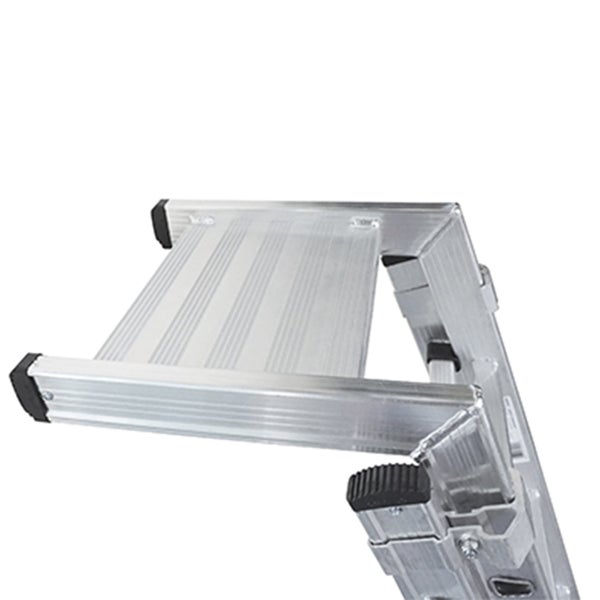 Detailansicht einer Aluminiumleiter mit profilierten Sprossen und Kunststoffschonern an den Enden.