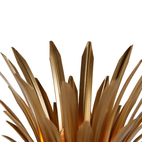 Nahaufnahme einer goldenen Dekoleuchte mit zackigen Blättern