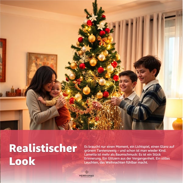 Familie schmückt einen Weihnachtsbaum mit Christbaumkugeln und Lametta in einem hellen Wohnzimmer