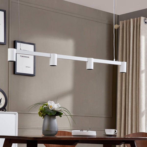 Hängelampe mit vier Leuchten über einem Esstisch