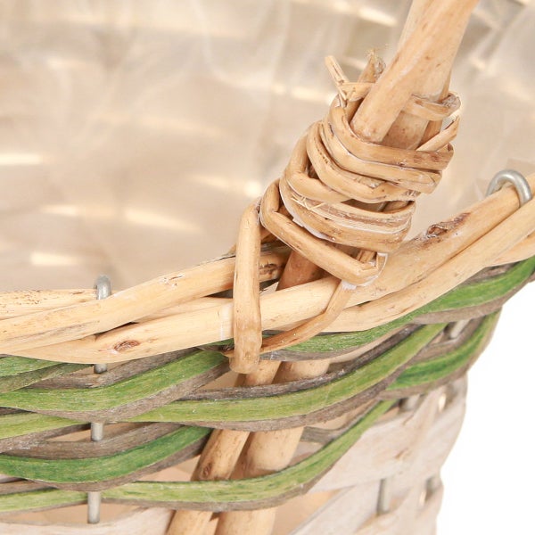 Detailansicht eines geflochtenen Korbes mit Griff