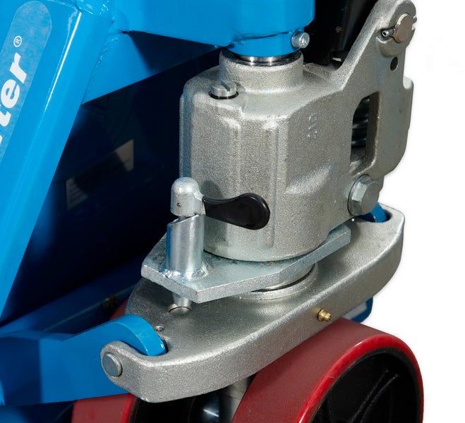 Detailansicht eines Gabelhubwagens mit Hydraulik und Lenkhebel