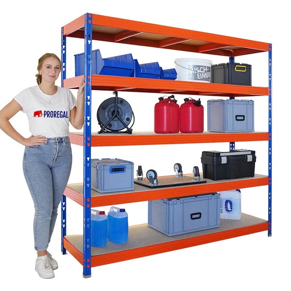 Regalsystem mit fünf Ebenen, bestückt mit Aufbewahrungsboxen und Kanistern, neben einer stehenden Person.