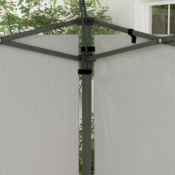 Nahaufnahme eines Sichtschutzes mit grauem Stoff und dunklem Metallgestell vor einer Hauswand mit Pflanzen.