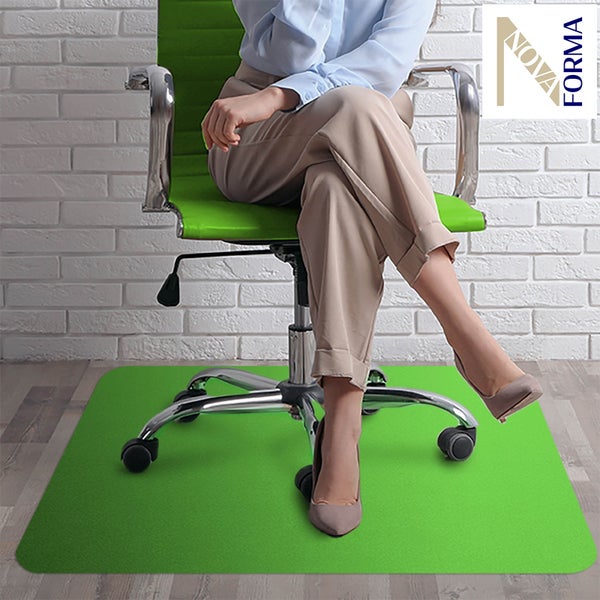 Bodenmatte unter einem Crosstrainer mit einer Wasserflasche