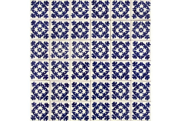 Quadratische Fliesen mit floralem Muster