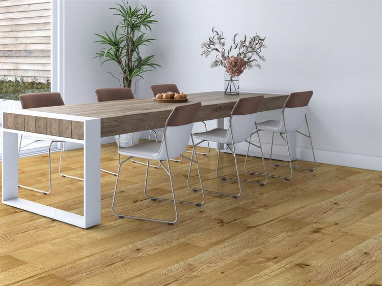 Modernes helles Esszimmer mit großem Holztisch, modernen Stühlen und einem hellen Parkettboden aus Eichenholz.