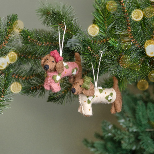 Dekorative Dackel-Weihnachtsbaumanhänger aus Filz