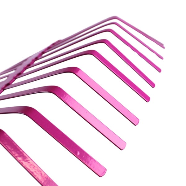 Laubbesen mit Holzstiel und pinkfarbenem Kunststoffkopf.