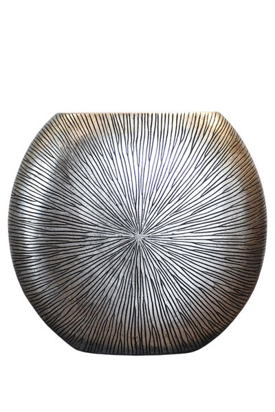Rund geformte Dekovase mit einer strahlenförmigen Oberflächenstruktur in Metallic-Optik.