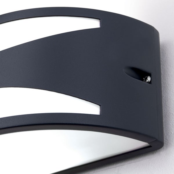 Nahaufnahme einer modernen schwarzen Wandleuchte mit gebogenem Metallgehäuse und weißen Lichtöffnungen.