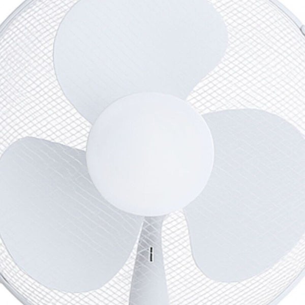 Weiße Ventilatorflügel hinter einem schützenden Metallgitter.