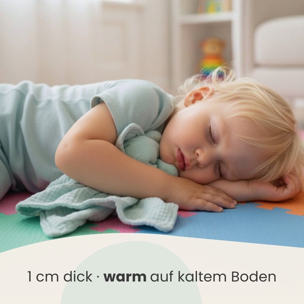 Kind schläft auf einer 1 cm dicken, wärmeisolierenden Puzzlematte für den Boden.