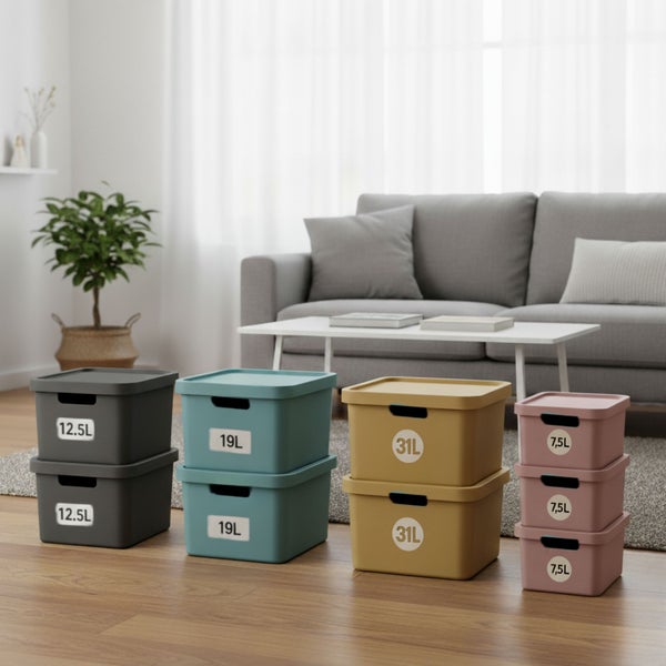 Verschiedenfarbige Aufbewahrungsboxen mit Deckel und Größenangaben im Wohnzimmer.