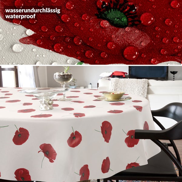 Runde, wasserundurchlässige Tischdecke mit Mohnblumen-Muster auf einem Tisch in einem hellen Wohnzimmer.